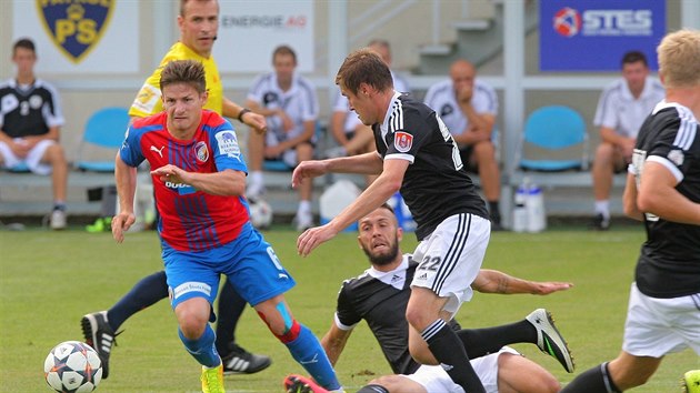 V AKCI. Plzesk zlonk Vclav Pila pronik budjovickou obranou. Jeho tm vyhrl na jihu ech vysoko 4:0.