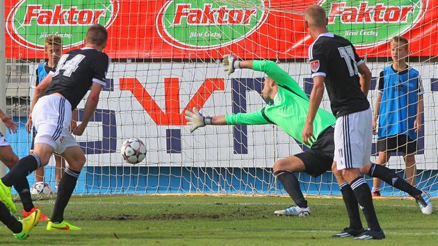 NEDOSHNE. Budjovick brank Zdenk Kek dostv gl a v domcm zpase proti Plzni nebyl jedin. Jihoesk tm padl vysoko 0:4.