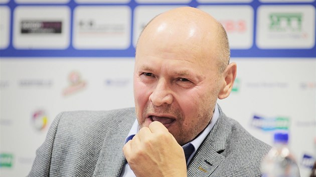 ÚSMV. Trenér Miroslav Koubek na tiskové konferenci. 
