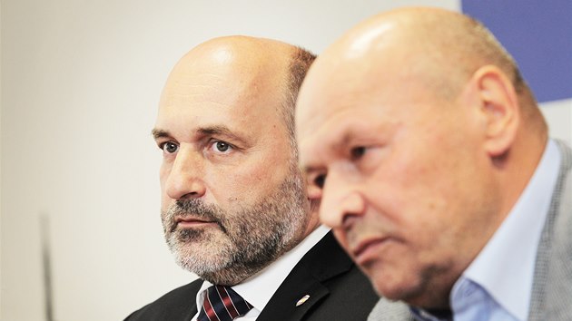 CO JIM B̎ HLAVOU. Trenr Miroslav Koubek (vpravo) a majitel plzeskho klubu Tom Paclk na tiskov konferenci. 