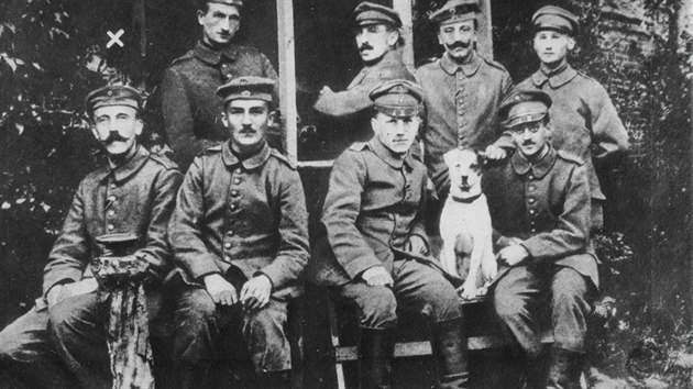 Mlad Hitler (vlevo dole) s dalmi nmeckmi vojky bhem prvn svtov vlky.