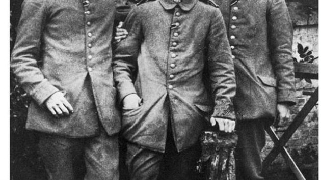 Tato zejm posledn fotka Hitlera z prvn svtov vlky nen bohuel prakticky nijak datovna. Uvd se jen, e byla pozena mezi lety 1916 - 1918.