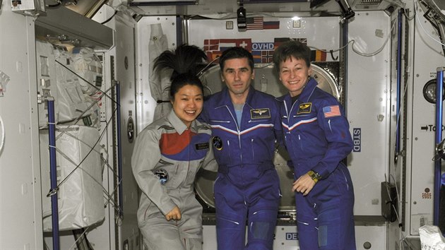 Zleva Yi Soyeonov (Jin Korea), Jurij Malenenko (Rusko) a Peggy Whitsonov (USA), velitelka Expedice 16 na ISS v dubnu 2008