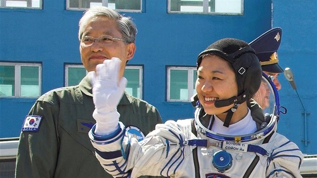 První a zatím jediná jihokorejská kosmonautka Yi Soyeonová se loučí před odletem Expedice 17 z ruského Bajkonuru.