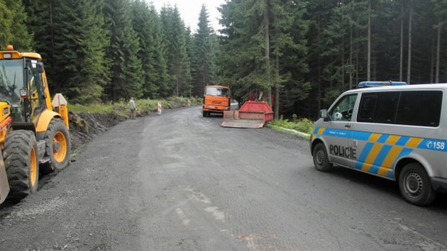 Nedbale zajitn nklak se samovoln rozjel. Narazil do dvou strom.