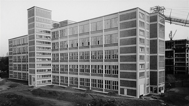 DŘÍVE: Výstavba 14. a 15. budovy baťovského areálu v roce 1946