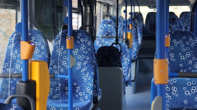 Na p�ím�stské lince do Kutné Hory si m��ete v autobuse dobít telefon.