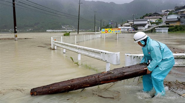 Mu odklz naplaven devo z ulice msta Shingu, kter zaplavila eka rozvodnn po lijcch z tropick boue (10. srpna 2014).