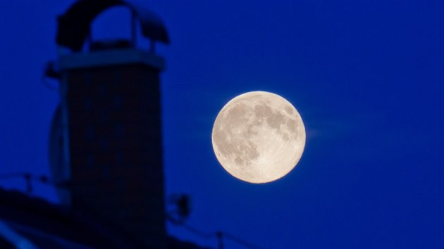 Msíc v perigeu v Pardubicích. V nedli se Msíc v úplku nacházel nejblíe...