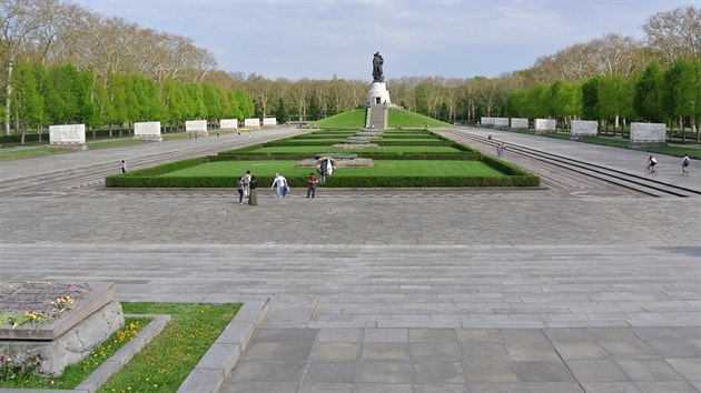 Ob Sovtsk vlen pamtnk v Treptower parku v Berln upomn na vojky Rud armdy, kte v roce 1945 padli v Berln. Socha je vysok 12 metr.