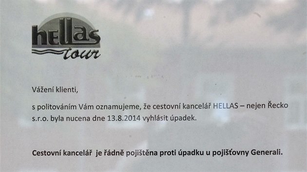 Prostějovská cestovní kancelář HELLAS - nejen Řecko vyhlásila 13. srpna úpadek. Na snímku z 13. srpna je prohlášení jednatelky Šárky Trunečkové vylepe ...