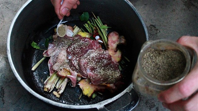 Kucha pipravuje v hanojsk restauraci jdlo z koiho masa. (kvten 2014)