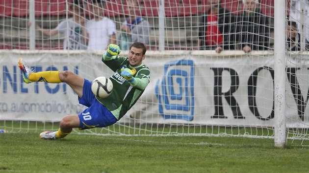 Zlínský útoník Tomá Poznar práv likbviduje penaltu fotbalistm Kromíe.