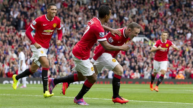 Wayne Rooney (vpravo) z Manchesteru United slav trefu do st Swansea v vodnm kole Premiere League.