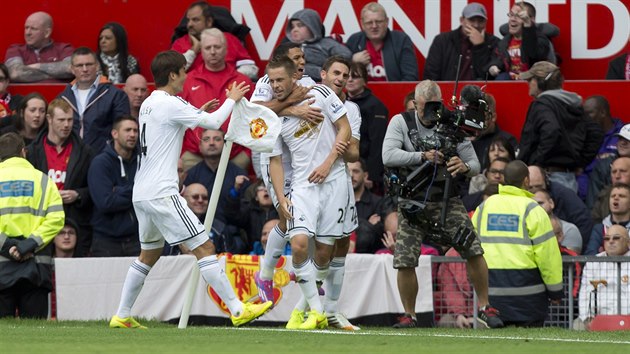 Fotbalist Swansea se raduj z glu proti Manchesteru United.