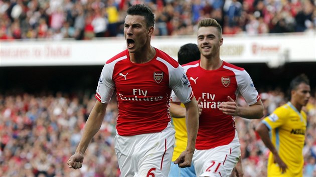 Laurent Koscielny z Arsenalu (vpedu) slaví trefu proti Crystal Palace.