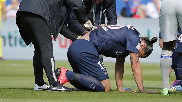 ZRANN. Zlatan Ibrahimovic z Paris St. Germain musel odstoupit z utkn s Bastiou.