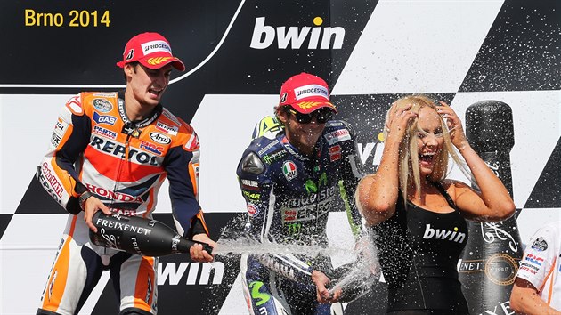 AMPASK TRYSK. Vtz MotoGP na VC Brna Dani Pedrosa (vlevo) slav svj triumf, vpravo je Valentino Rossi, jen skonil tet.