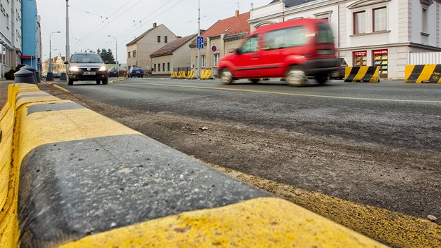 Mostek v Kuklench v Hradci Krlov je podemlet. Na Prask td jsou kvli tomu dopravn omezen.