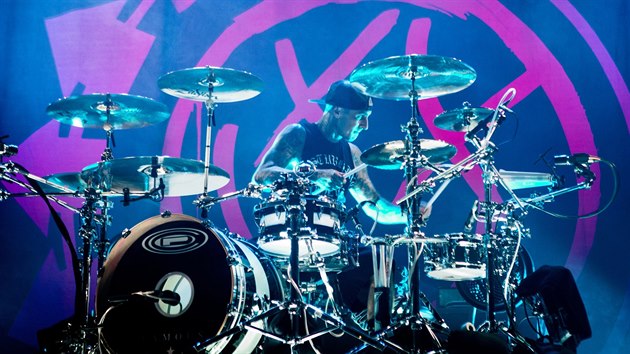 Kapela Blink-182 hrla 15.8. 2014 v Tipsport Aren v Praze. Na snmku bubenk Travis Barker.
