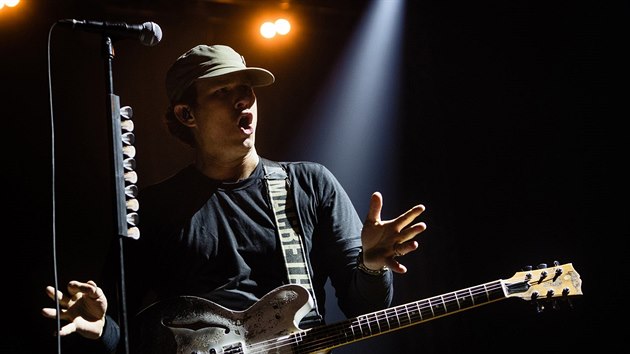 Tom DeLonge z kapely Blink-182 na praskm koncert (15. srpna 2014) 