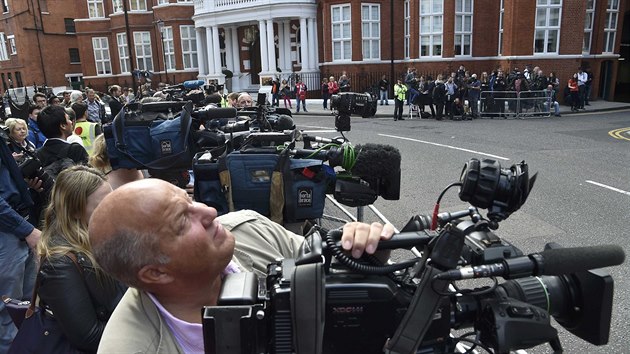 Novini ekaj ped velvyslanectvm Ekvdoru v Londn na pchod Juliana Assange (18. srpna 2014).