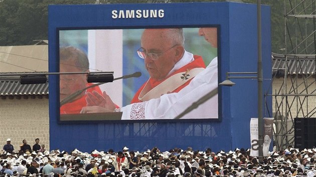 Pape ped milionovm davem blahoeil korejsk muednky (16. 8. 2014).