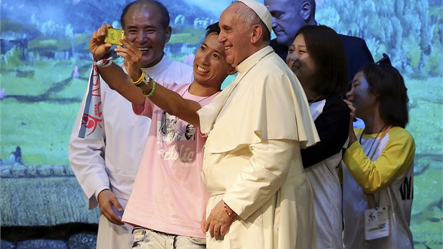 Pape Frantiek si s mladmi vcmi udlal selfie (16. 8. 2014).