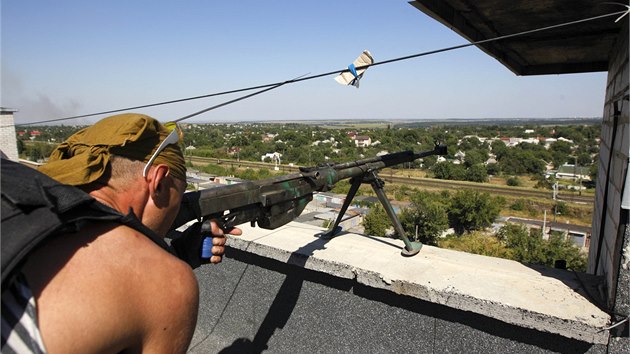 Ukrajinsk vojk na stee domu pobl Doncku (16. srpna 2014)