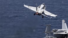 Americký bojový letoun F/A-18 startuje z paluby letadlové lodi George H.W. Bush...