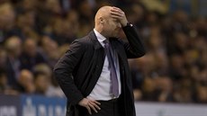 RYCHLÉ PROBUZENÍ.  Trenér Burnley Sean Dyche se drí za elo. Jeho svenci...