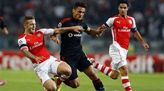 Mustafa Pektemek z Besiktase elí ostrému skluzu Jacka Wilsherea z Arsenalu.
