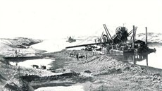 Suezský prplav budovali v 60. letech 19. století patn placení dlníci.