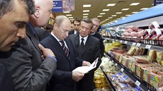 Prezident Vladimir Putin navtívil po uvalení sankcí moskevský obchod s...