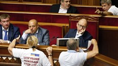 Ukrajinský premiér Arsenij Jace�uk b�hem �tvrte�ního jednání parlamentu (14....