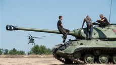 Ukrajin�tí vojáci odpo�ívají na tanku nedaleko Don�cku (9. srpna 2014).