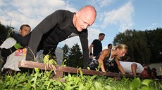 Boxer René Blaejovský vede cviení pro skupinu mladých lidí. Vyuívají...