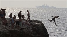 Zátií s válenou lodí. Mu skáe do erného moe v Sevastopolu. (9. srpna 2014)