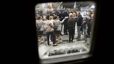 Mluví praského magistrátu Petra Hrubá (uprosted zády) potvrdila v rozhovoru...