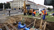 Výmna pokozené ásti vodovodního potrubí v praských Dejvicích. (13. srpna...