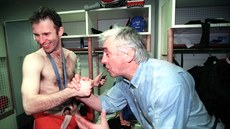 Ivan Hlinka a Dominik Ha�ek p�i oslav� zlaté olympijské medaile v Naganu. (22....