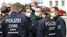 Nmetí policisté stojí ped uzaveným úadem práce v berlínském mstském...