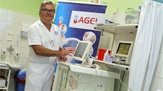 Primá transfuzního oddlení novojiínské nemocnice Zenon Lasota obsluhuje...