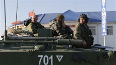 Ruské obrn�né transportéry se shromá�dily u místa, kde stojí i ruský konvoj s...