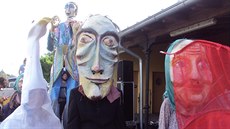 Masky v sobotu uchvátili cestující na nádraí v Teli.