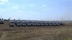Nákladní vozy s humanitární pomocí míící do Ukrajiny se zastavily 40 kilometr...