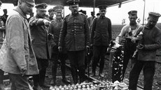 Fritz Haber (2. zleva) při přípravě dělostřeleckých granátů plněných chemickými...