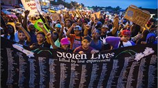 Demonstranti vzali do ulic i transparent se jmény lidí, kteí v USA zemeli