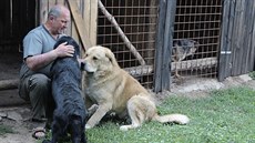 Zdenk Veleba se stará u Moravských Budjovic o oputné psy i o tynohé...