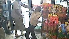 Záb�ry kamer z obchodu zachytily, �e zast�elený �erno�ský mladík kradl